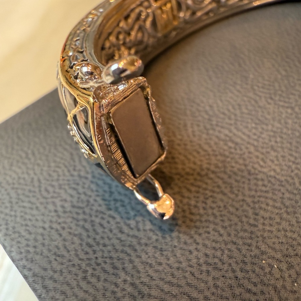 Elegant John Medeiros Pave Hinged Bangle Bracelet. - Picture 5 of 11